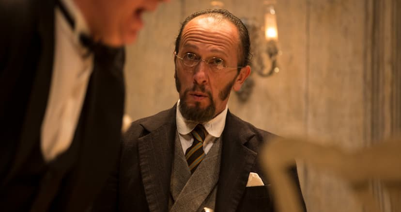 El inspector llama a la puerta invita a reflexionar en el Teatro Helénico