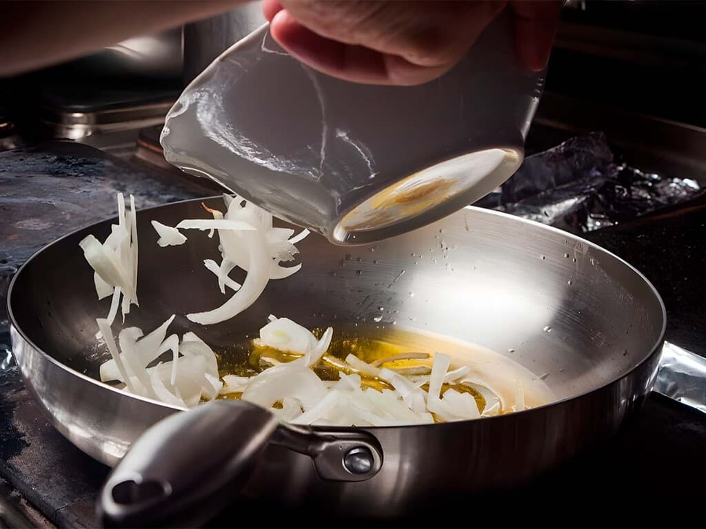 El órden de los productos, sí modifica el sabor. Por qué cocinar antes el ajo o la cebolla es clave para el resultado