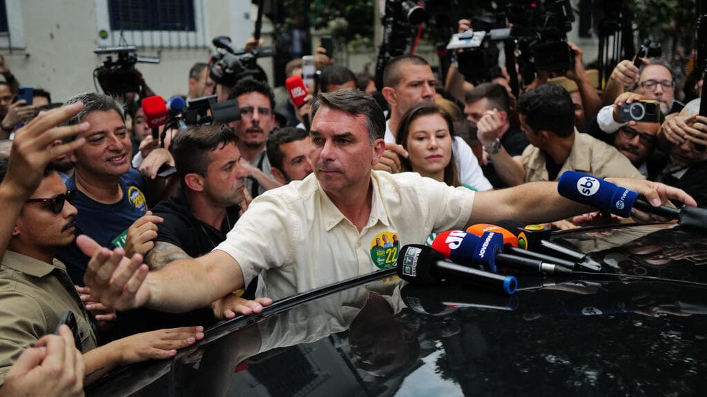 Archivo: El senador Flávio Bolsonaro durante una sesión en el Congreso brasileño.