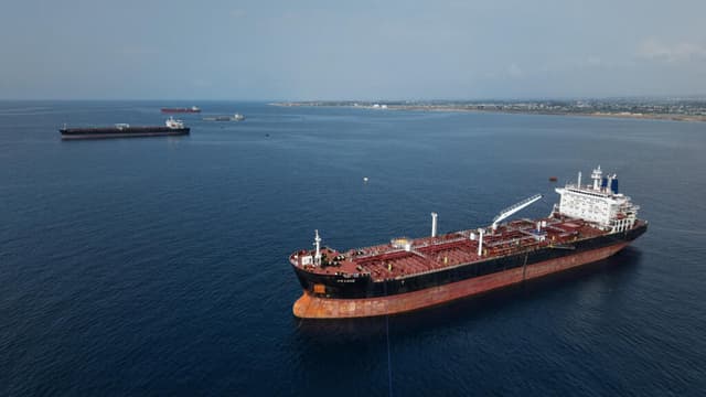 El petróleo sube su precio mientras Trump apunta a India para refinar crudo venezolano