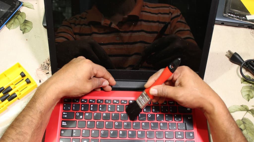 El profesor que “revive” computadoras para estudiantes de la UNAM