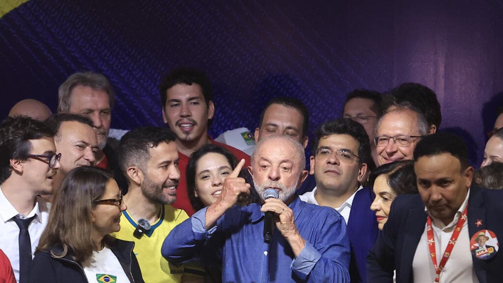 Inversores observan las pantallas con la caída del Bovespa en la Bolsa de São Paulo.