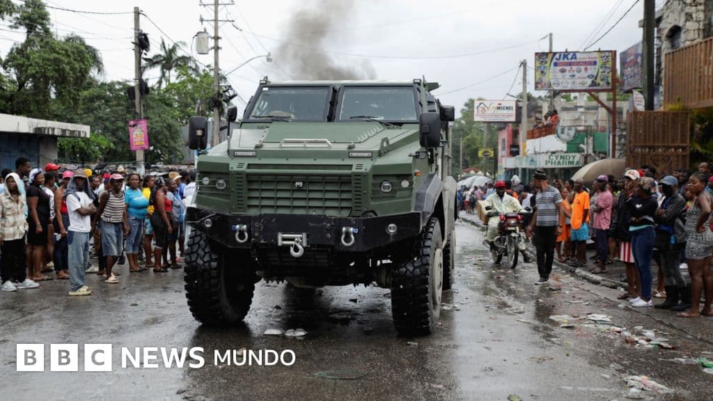 Tropas salvadoreñas desplegadas en territorio haitiano para labores de rescate.