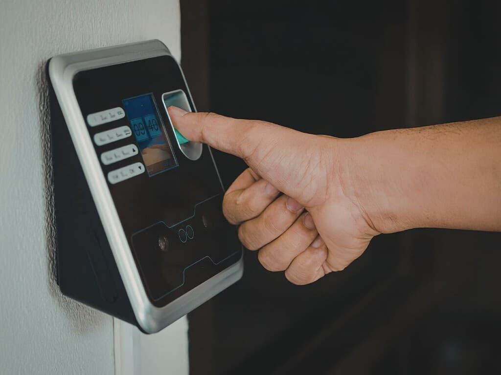 El Senado encontró cómo vigilar la jornada de 40 horas: un registro electrónico obligatorio y multas de medio millón de pesos