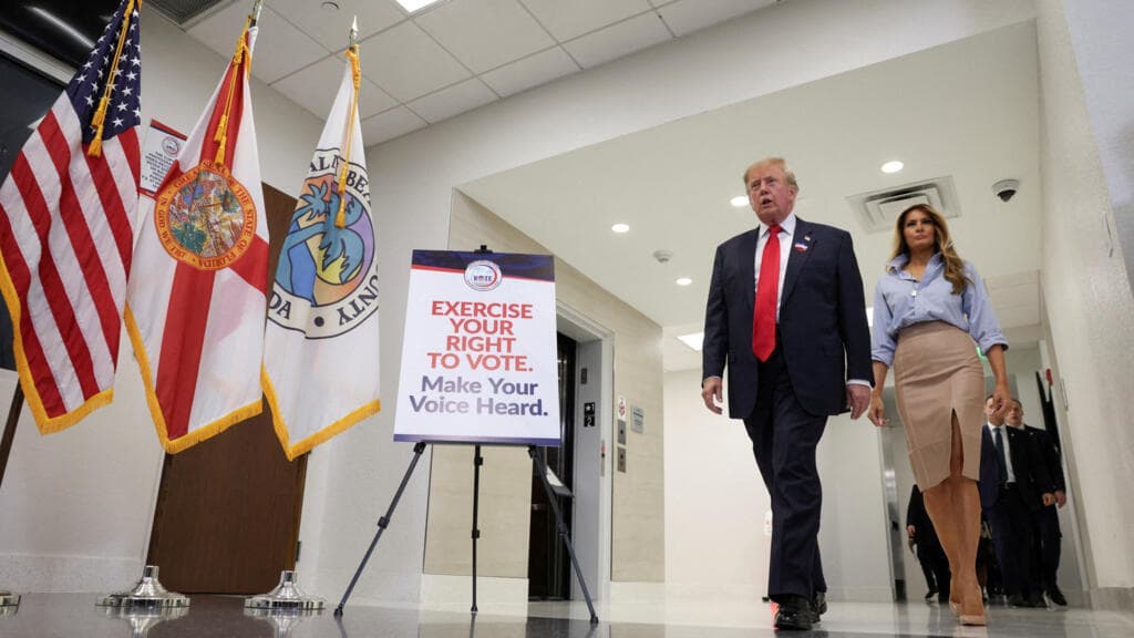 El expresidente Donald Trump y Melania Trump durante su participación en el proceso de voto anticipado en Florida.