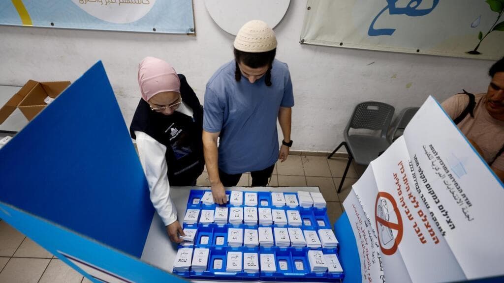 Ciudadanos israelíes acuden masivamente a los centros de votación durante una jornada electoral histórica.