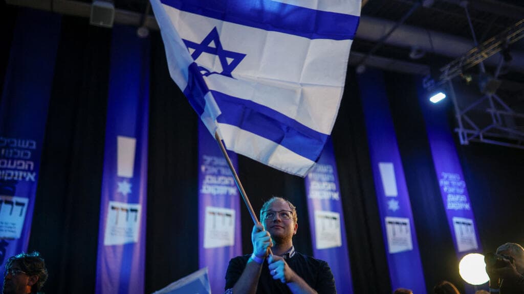Ciudadanos israelíes acuden a las urnas durante los comicios que registraron la mayor participación en más de dos décadas.