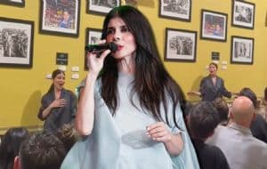 Ely Guerra sorprende a las personas de una tradicional cantina de Guadalajara y deleita a todos con su voz