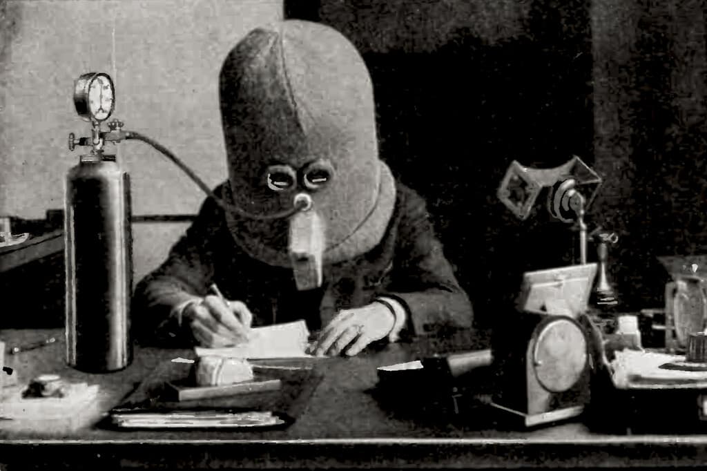 En 1925 la procrastinación y distracción ya eran un problema y alguien encontró la mejor solución de todas: un casco de aislamiento