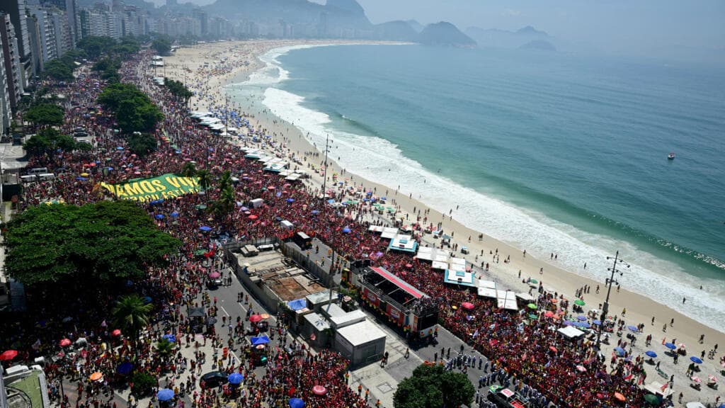 Simpatizantes de Lula y Bolsonaro se manifiestan en las calles durante el cierre de campaña.