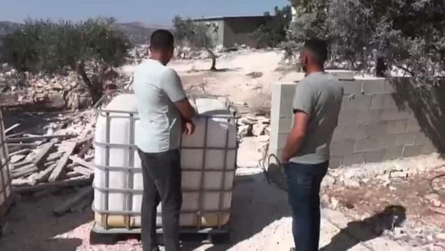 En Cisjordania, familias palestinas se turnan para proteger sus tierras de colonos israelíes