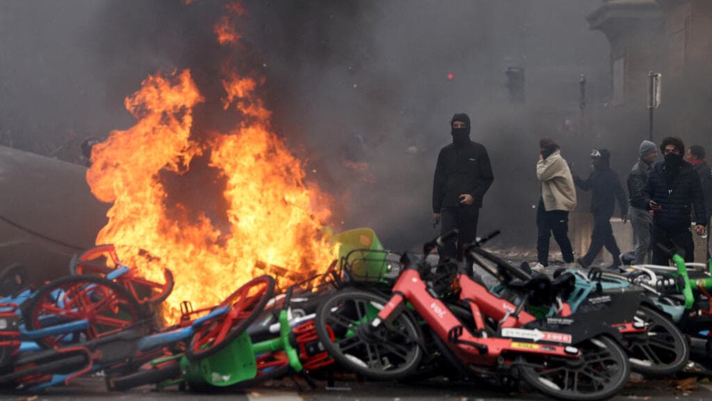 En directo: Francia restringe las protestas en París y Lyon ante el riesgo de nuevos disturbios