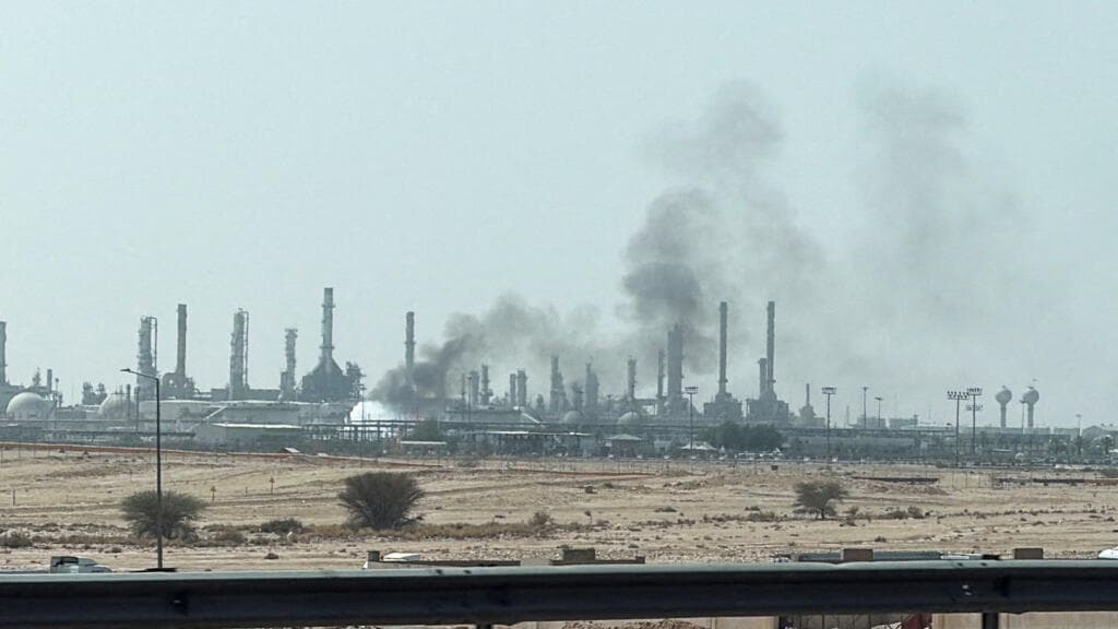 En directo: los hutíes afirman haber atacado las instalaciones de Aramco en Riad con misiles y drones
