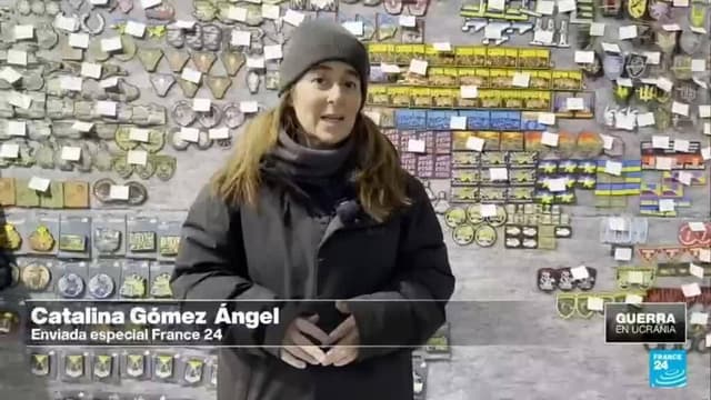 En tiendas militares de Ucrania, los 'chevrons' cuentan la historia de la guerra