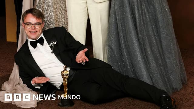 Encuentran el Oscar del director de "Mr Nobody against Putin" después de que desapareciera cuando tuvo que facturarlo en un aeropuerto