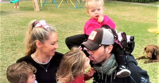 Enrique Iglesias muestra su lado más tierno junto a Romeo y sus hijas Lucy y Mary