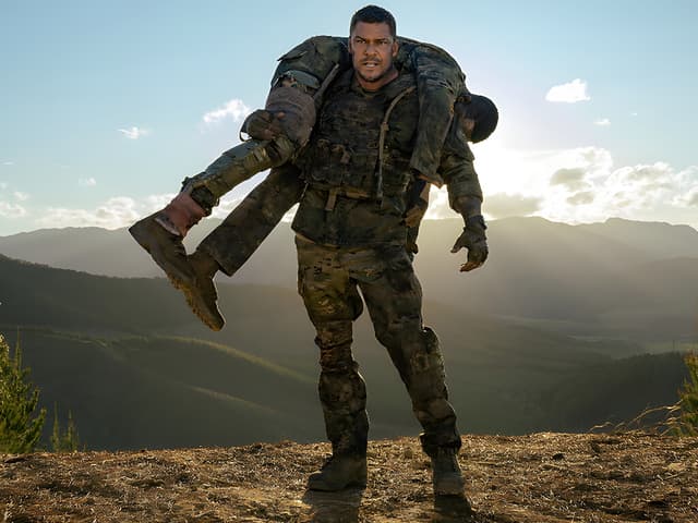 Es como ver Depredador y Battleship juntas: la nueva película de acción militar de Netflix conquista el streaming