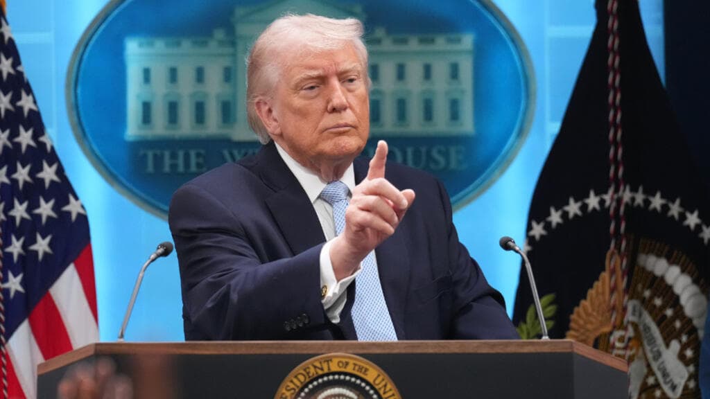 "Es hora de enseñarles": Trump redobla sus amenazas en la disputa comercial con Canadá