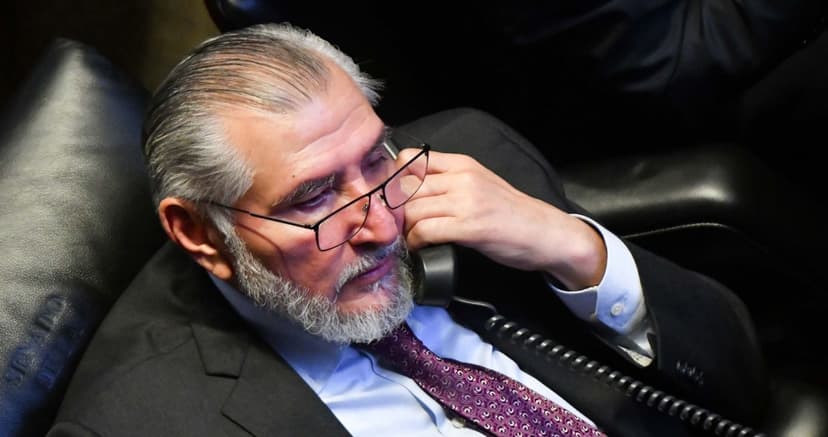 Escándalos y despilfarro rodearon a Adán en su paso por la política de altos vuelos