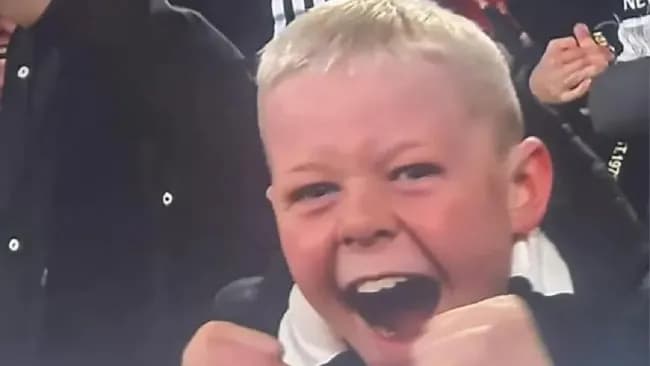 Escuela castiga a niño por faltar a clases y hacerse viral en partido de Copa Inglesa