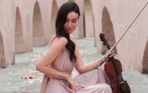 Esmeralda Camacho enternece al publicar una foto de cuando era pequeña, así lucía la violinista de Nodal