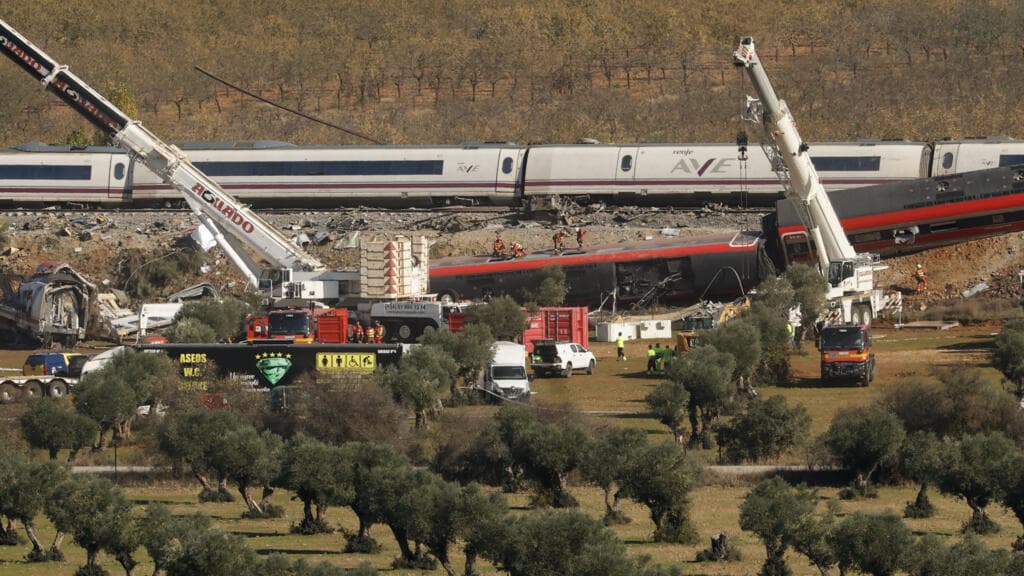 Labores de auxilio y atención hospitalaria tras el siniestro ferroviario en Urda, España.