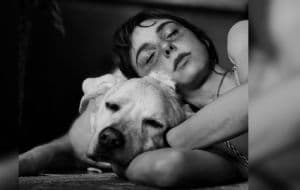 Esta es la historia de “Güero”, el perrito que Natalia Téllez salvó; ahora la actriz llora su muerte