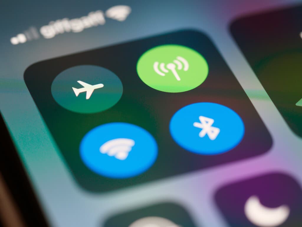 Esto es lo que pasa si pones tu celular en modo avión a la hora de cargarlo