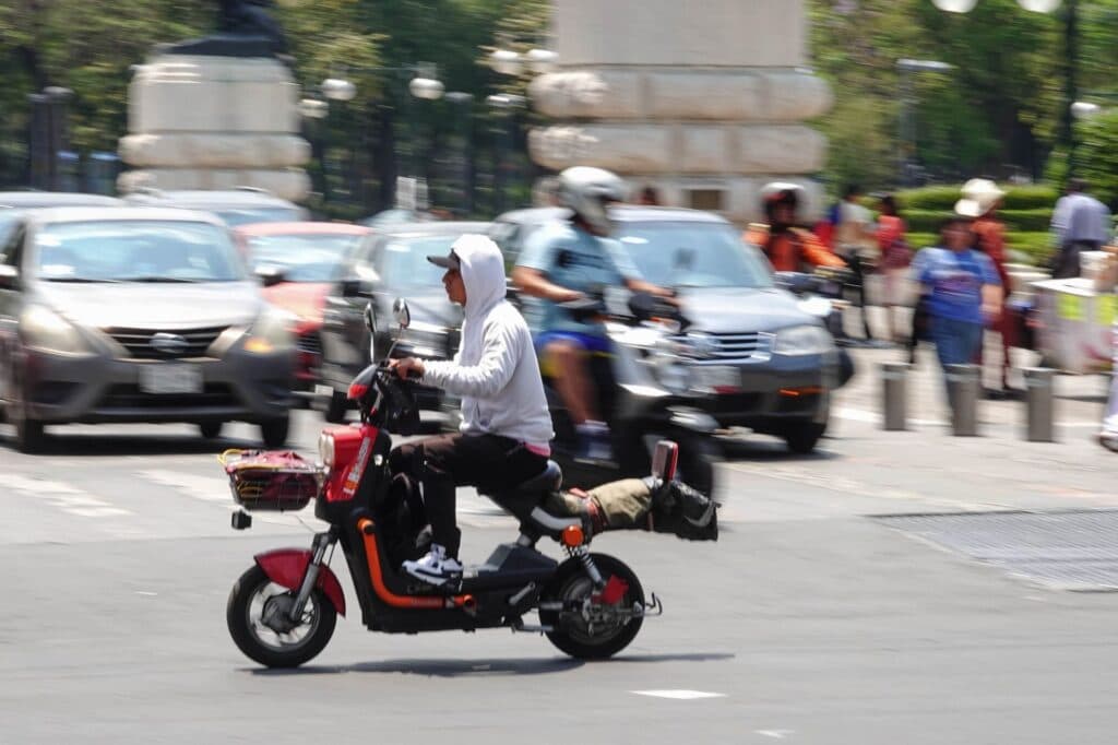 Estos serán los costos de las licencias para conducir scooters o bicis eléctricas en CDMX
