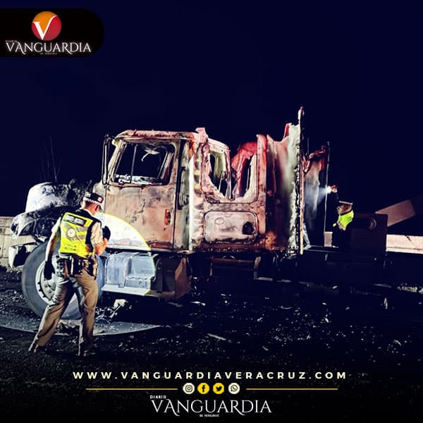 ¡Explota pipa cargada con gas cuando era retirada tras una colisión, en Tepeji del Río!