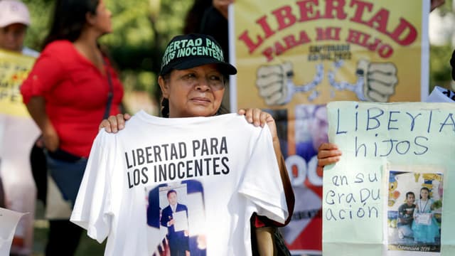 Familiares de encarcelados protestan contra los juicios masivos en El Salvador