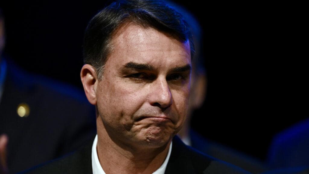 El senador Flávio Bolsonaro durante una intervención en el Congreso brasileño, donde enfrenta un futuro político incierto tras perder su fuero.
