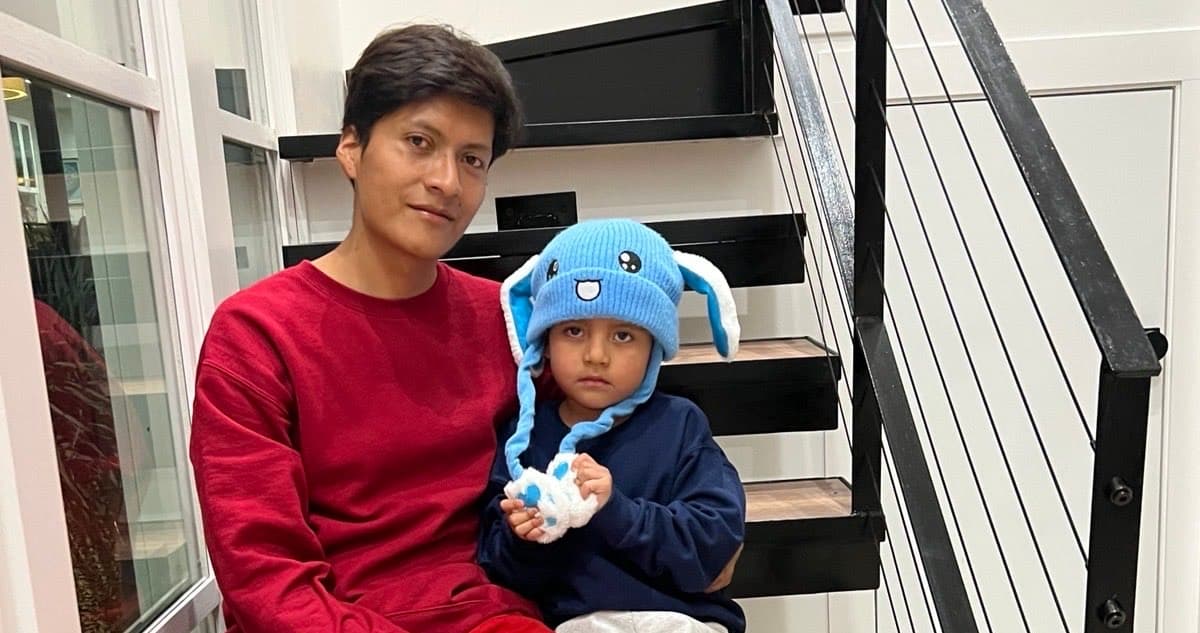 FOTO ¬ Liam y su padre regresan a casa luego de ser liberados del centro de detención