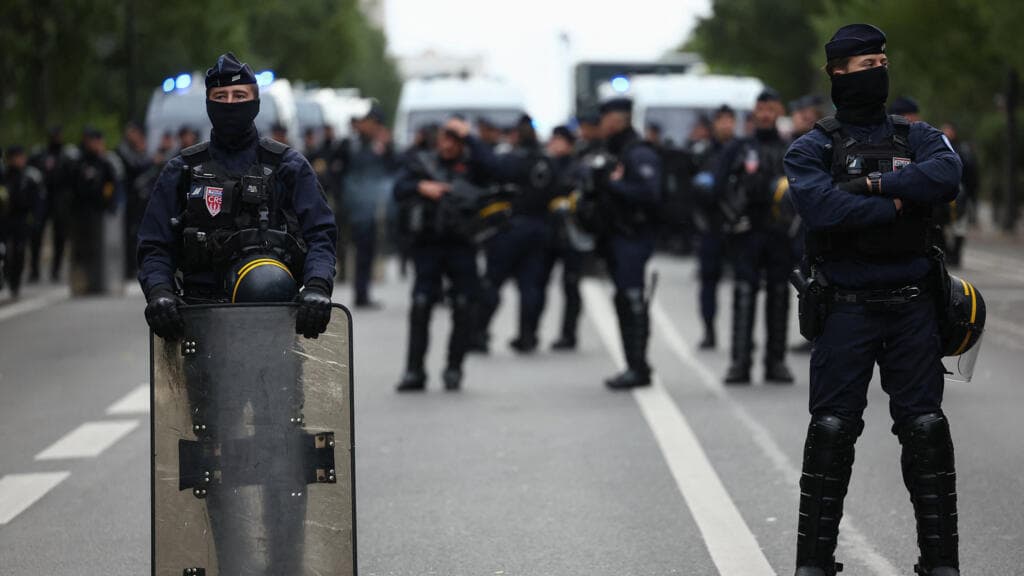 Fuerzas de seguridad francesas se preparan para una jornada de alta tensión en París.