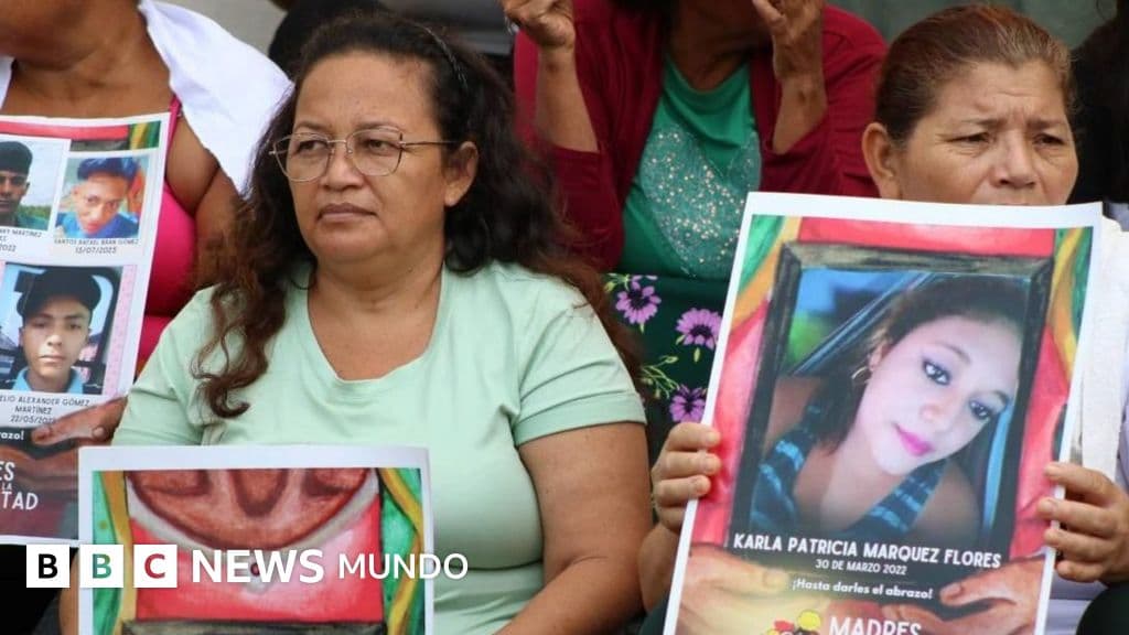 "Fue muy duro verlo arrodillado, con las manos a la espalda": las madres que buscan a sus hijos detenidos durante el régimen de excepción de Bukele