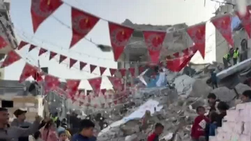 Gazatíes se preparan para el Ramadán en medio de ataques israelíes