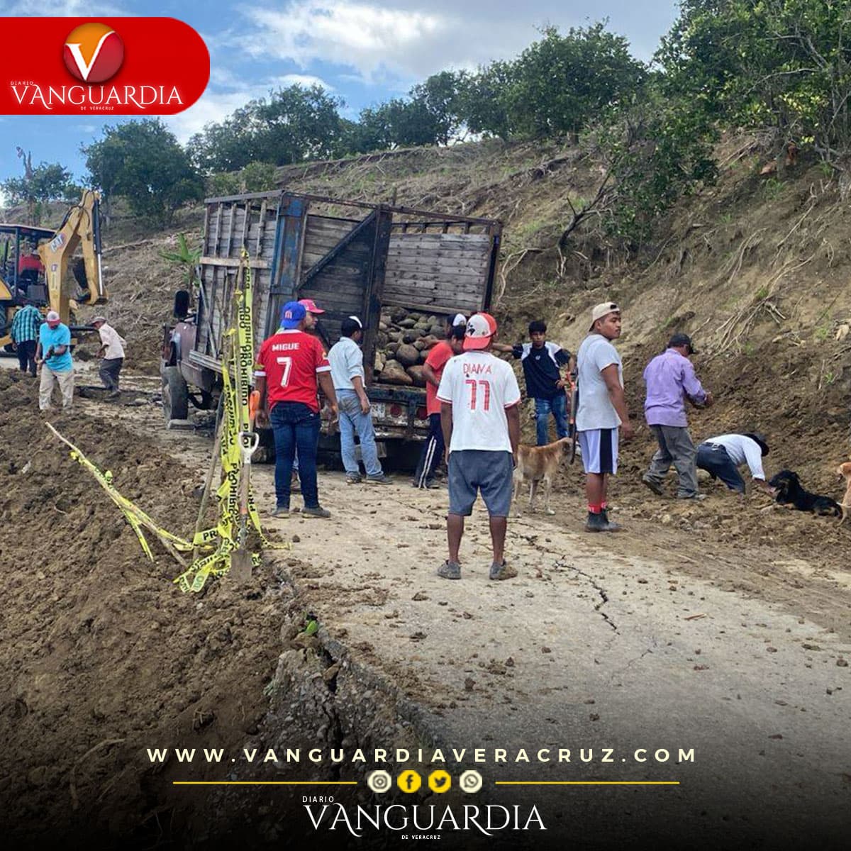 Gonzalo Flores se suma a la rehabilitación del camino en el poblado La Reforma Paso del Correo, en Papantla