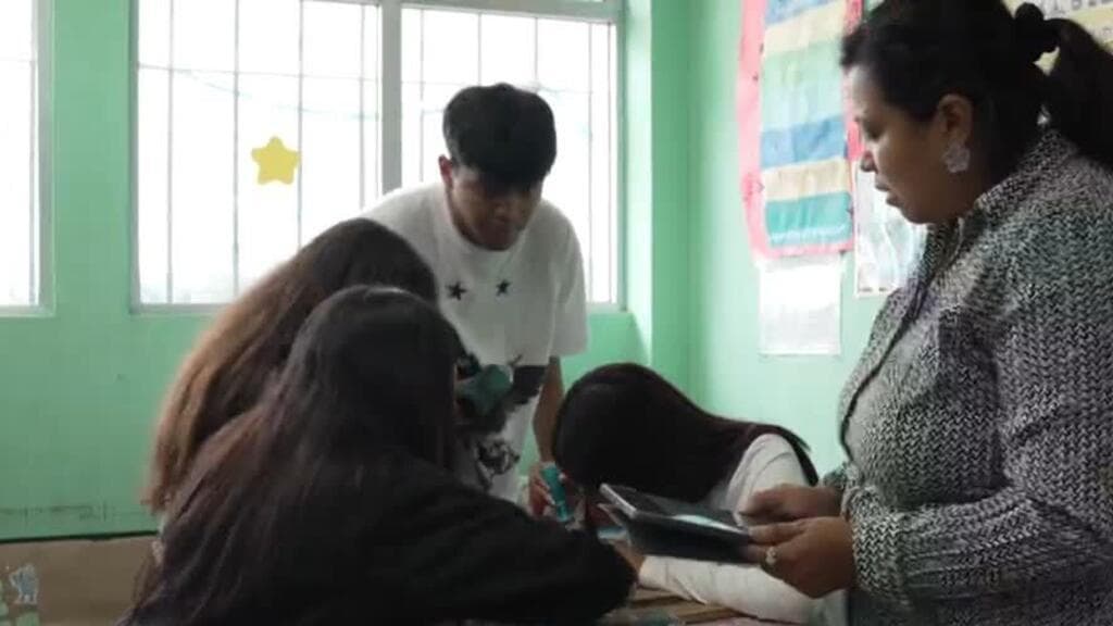 Estudiantes guatemaltecos en un aula escolar, donde el sistema educativo busca una transformación digital.