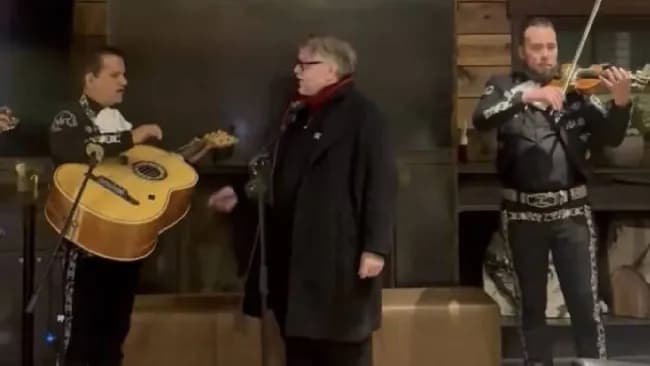 Guillermo del Toro se echa palomazo con mariachi durante el Festival de Sundance
