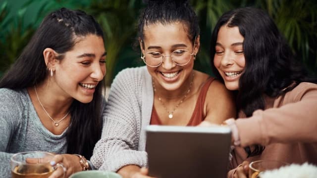 ¿Hace cuánto no te sientas a platicar sin ver el celular?