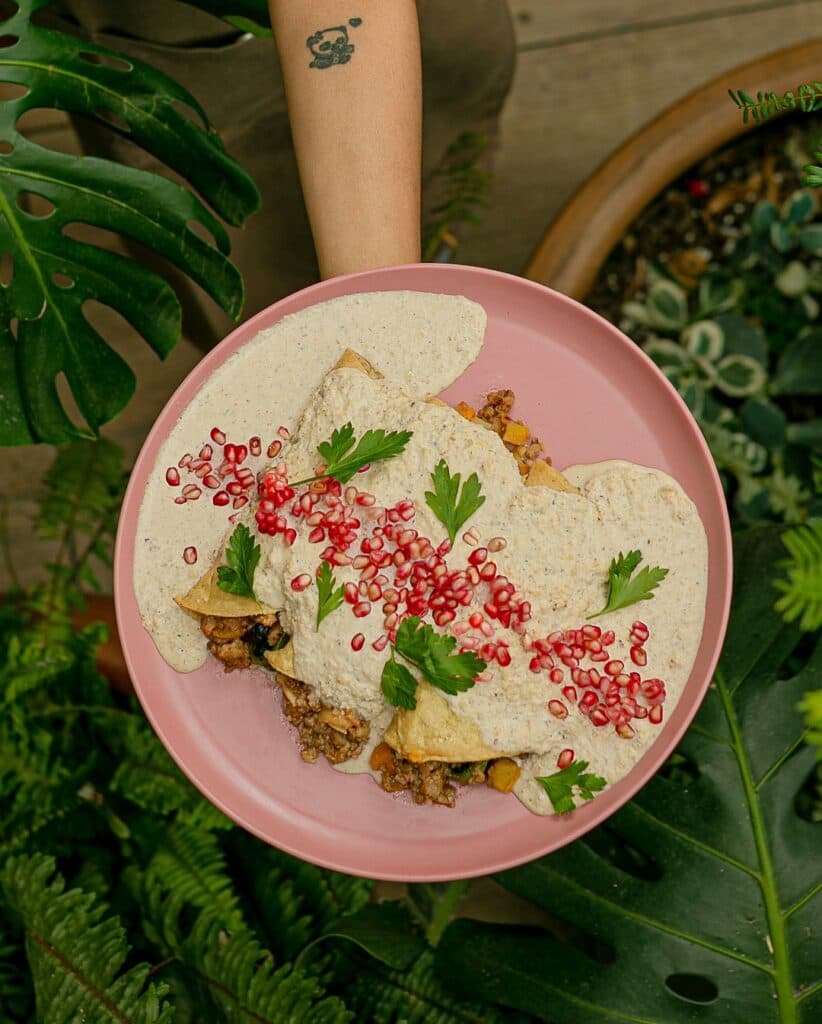 Hamburguesas, crepas y hasta helado: 8 Lugares con comida en nogada que debes probar en CDMX