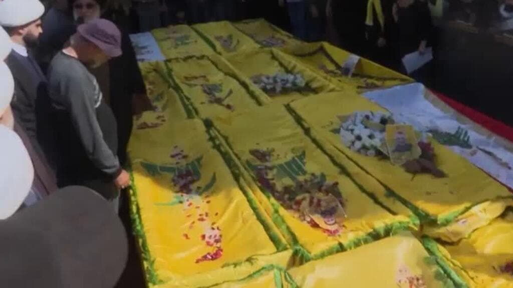 Hezbolá despide a combatientes muertos en ataques israelíes; temor por frágil alto el fuego