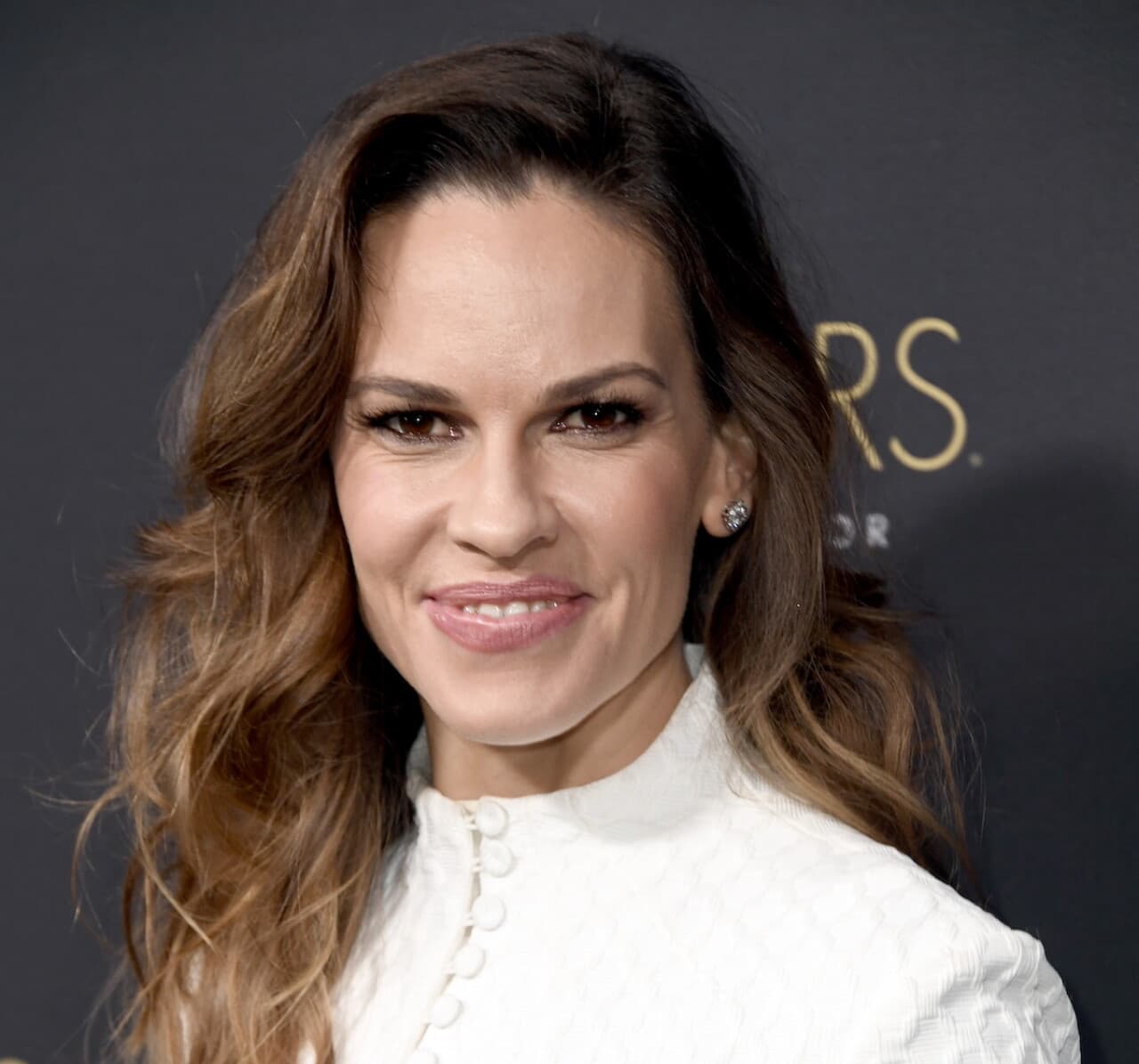 Hilary Swank responde a las críticas por ser mamá a los 52 años