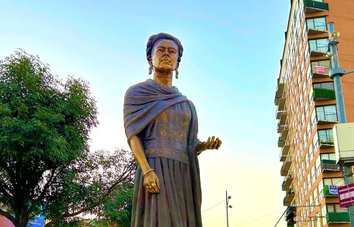 Inauguran escultura gigante de Frida Kahlo, la mejor pintora mexicana, en Coyoacán