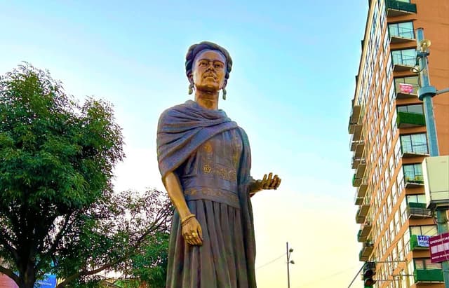Inauguran escultura gigante de Frida Kahlo, la mejor pintora mexicana, en Coyoacán