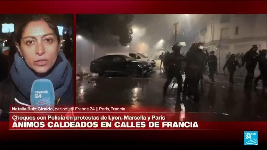 Manifestantes marchan en París desafiando las restricciones gubernamentales.