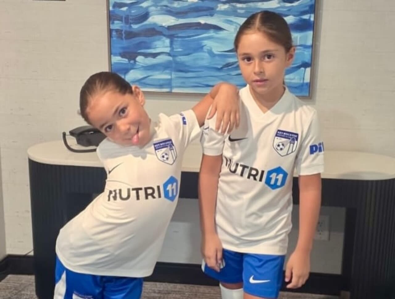 Jacky Bracamontes y Martín Fuentes celebran triunfo de sus mellizas en su debut como futbolistas