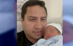 Julión Álvarez anuncia el nacimiento de su hijo a quien llama "Charrito" y muestra su primer VIDEO junto a su bebé