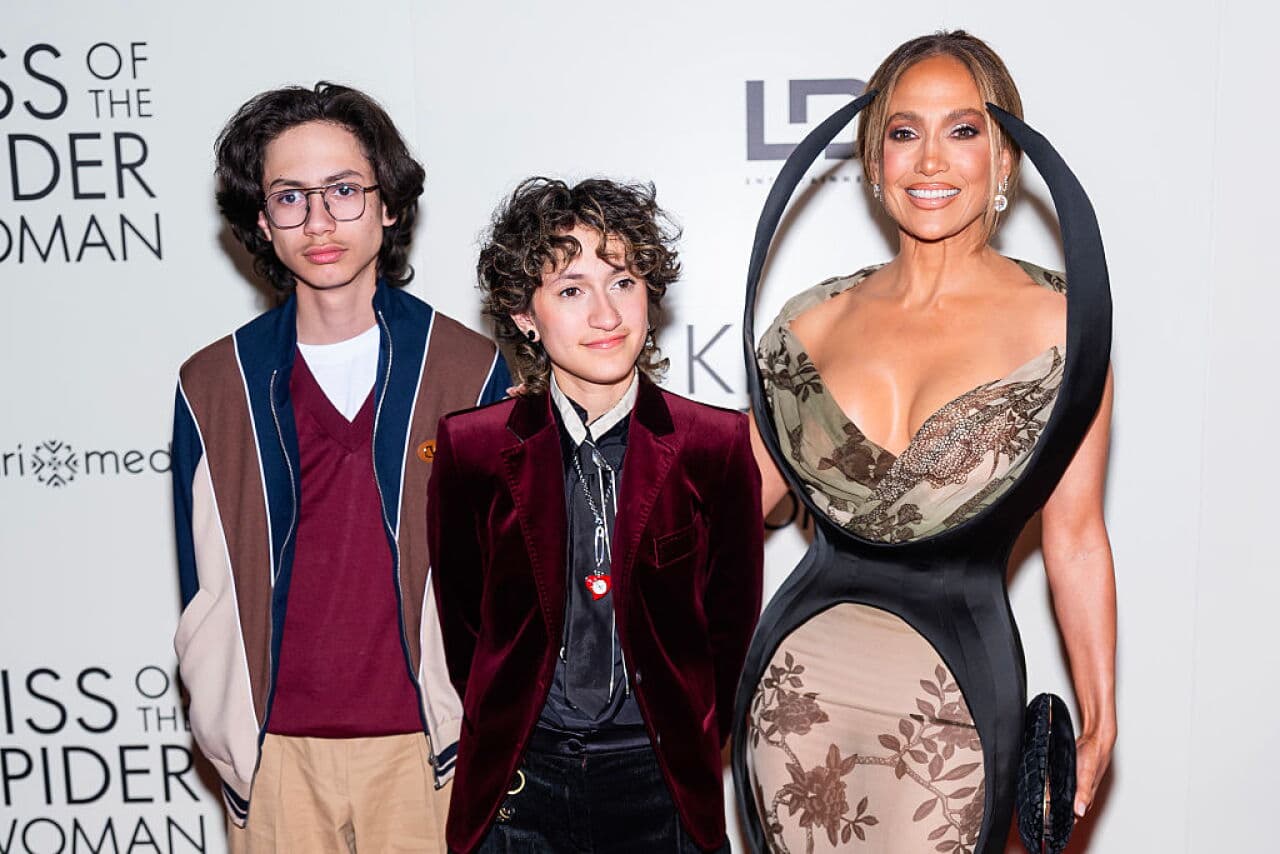 Jennifer Lopez enfrenta el nido vacío enfocándose en la composición musical tras la partida universitaria de sus hijos.