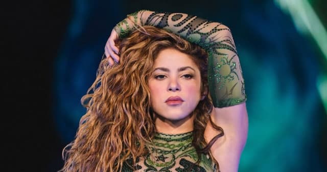 La divertida reacción de Shakira al ver máscara de Piqué en pleno concierto